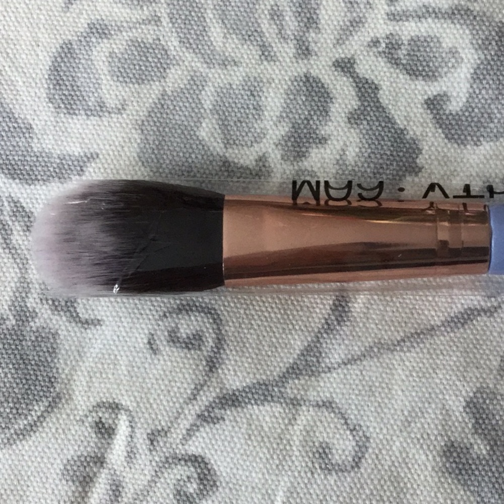 LUXIE 660 Precision Foundation Brush - Picture 3 of 4